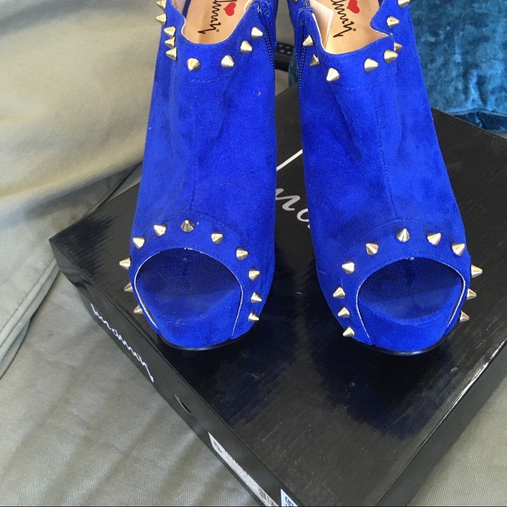 Shoes - Picture 2 of 4